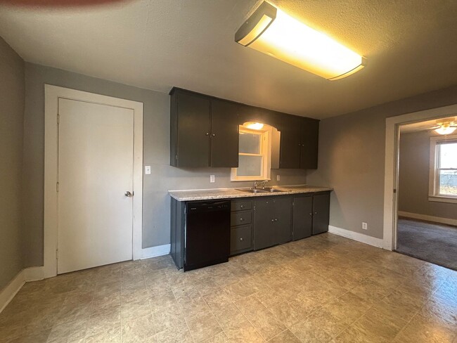 Building Photo - Rent This 2 Bedroom 1 Bath Home Today!