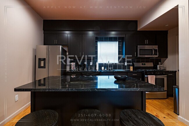 Foto del edificio - Fully Furnished Townhome w/ Private Garage