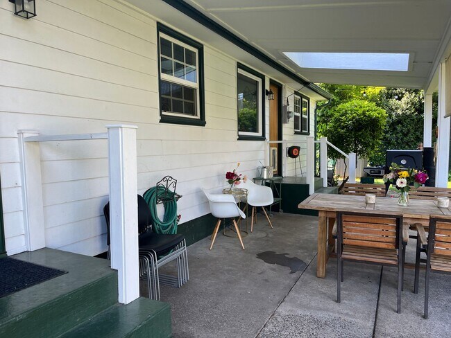 Foto del edificio - Beautiful custom 3 bedroom 2 bath house in...