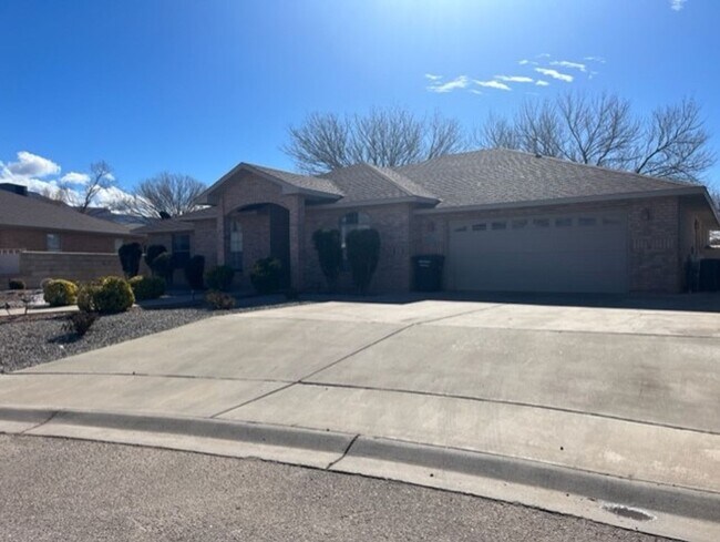 Building Photo - Golf Course Neighborhood