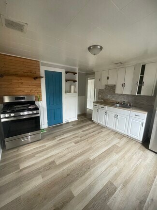 Building Photo - 137 School St