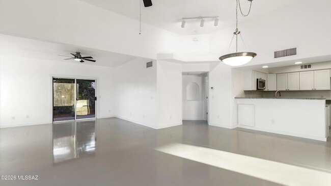 Foto del edificio - 574 Duchess Dr