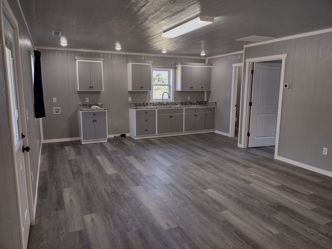 Primary Photo - 546 J Strange Ave