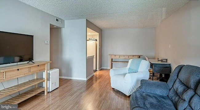 Building Photo - 306 Summit House