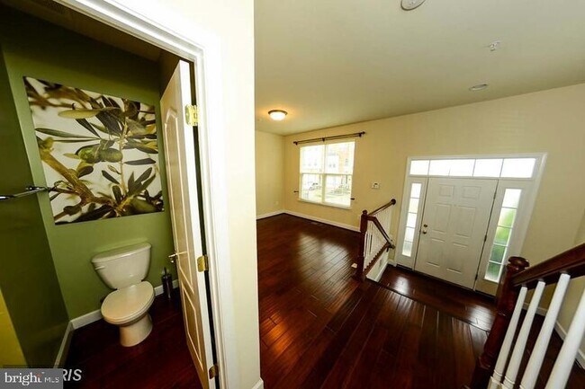 Building Photo - 527 Tailgate Terrace