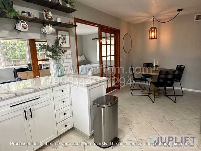 Foto del edificio - 2 BED , 2 BATH WITH BONUS ROOM, LARGE FENC...