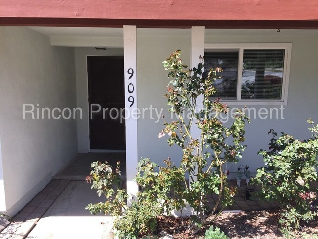 Building Photo - 909 Sheffield Pl