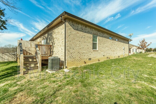 Foto del edificio - 5975 Commons Ln NE