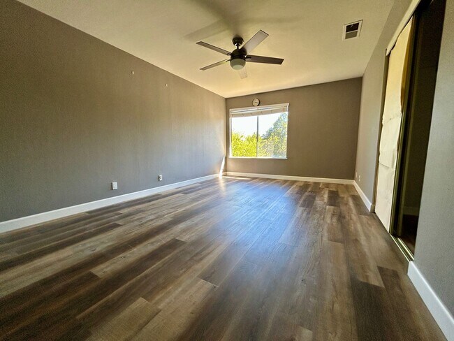 Building Photo - Updated townhome in the heart of Fremont