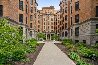 Building Photo - 550 W Surf St