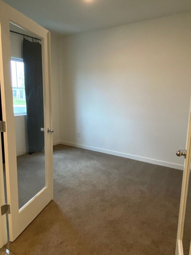 Foto del edificio - 2023 model home in solar community! Available 4/1