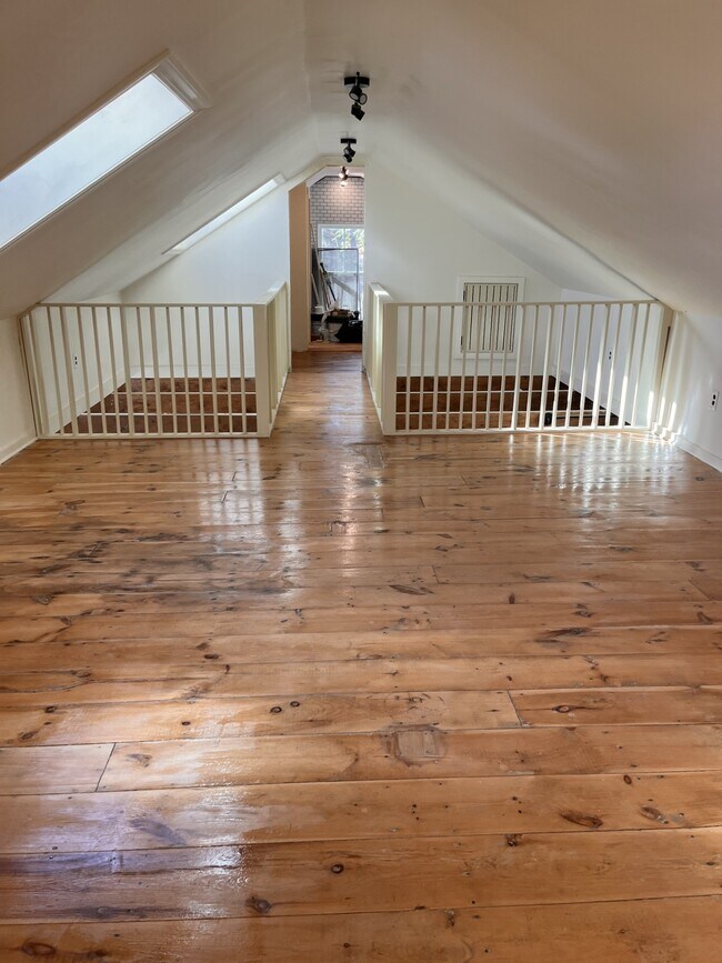 Loft bedroom - 123 Bridge St