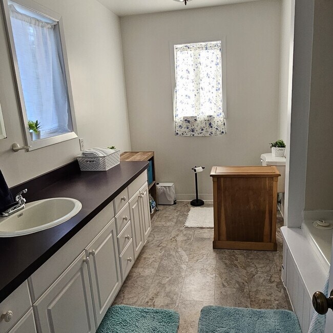 Baño - 960 NE Commercial St