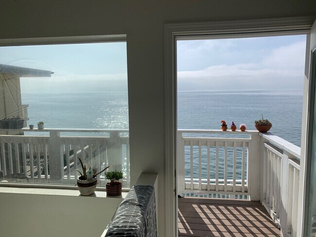 Building Photo - 6647 Del Playa Dr