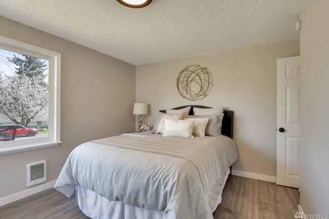 Foto del edificio - 2522 58th Ave NE