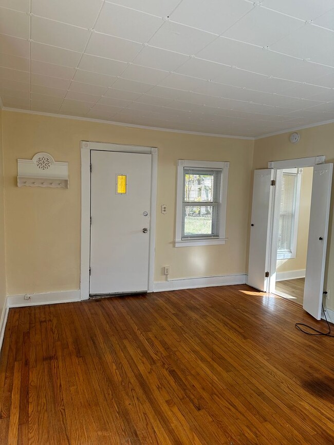 Building Photo - Royal Oak Triplex - Hawthorn