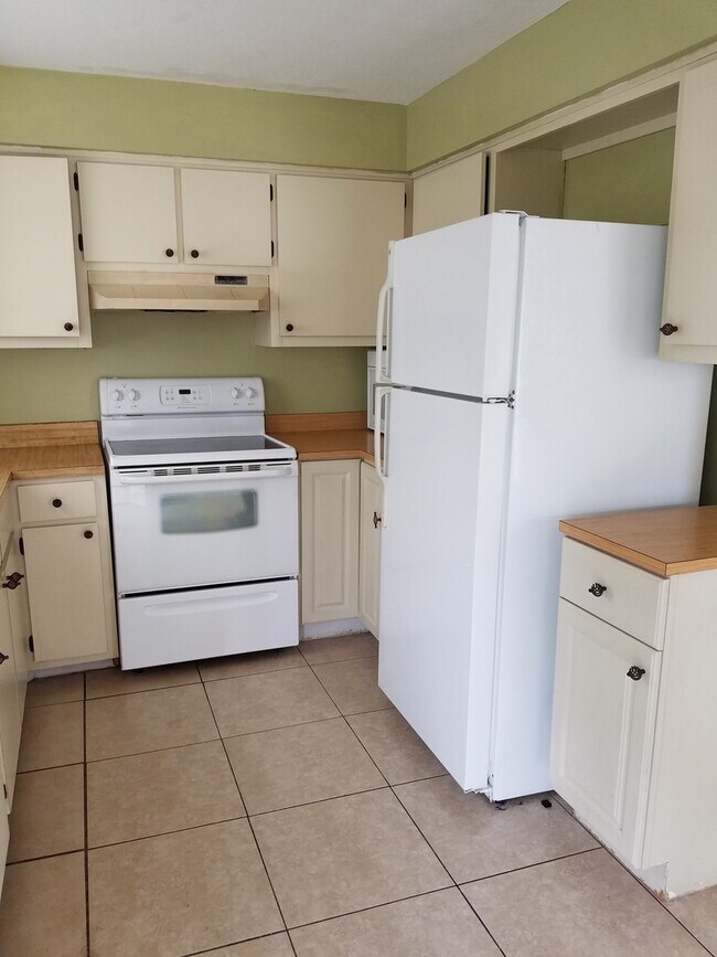 Building Photo - Cozy 3BR 2BA House in Laurelwood Community MOVE IN SPECIAL FIRST MONTH FREE RENT! APPROVED APPLIC...