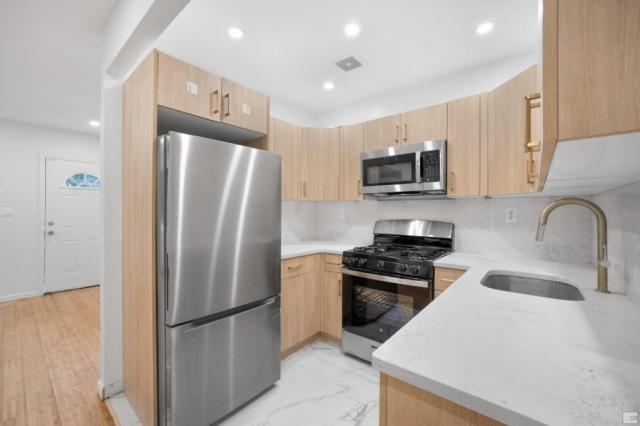 Building Photo - 3 bedroom in BROOKLYN NY 11221