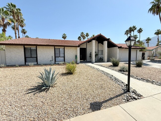 Building Photo - Spacious Pool Home In the Desired Los Comp...