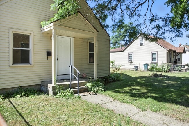 Building Photo - 429 W Bernhard Ave