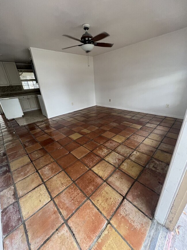 Foto del edificio - Annual Rental ** Newly Updated 2 Bed / 1.5 Bath Single Family - Tile Floor / Oversized Lanai ** $...