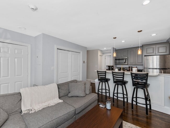 Building Photo - 83 Main St