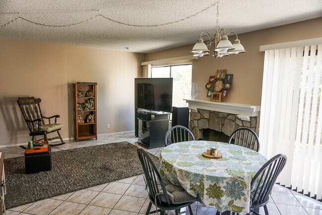 Building Photo - Beautiful 3 bed 2.5 bath Townhome in Orange