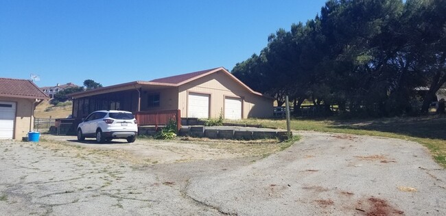 Foto del edificio - Ranch Home with Barn and Stables