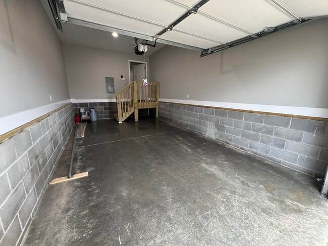 Building Photo - 326 Elm St