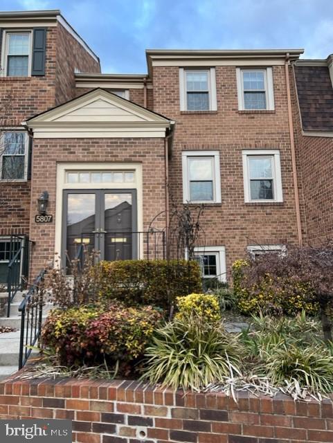 Foto del edificio - 5807 Tudor Ln