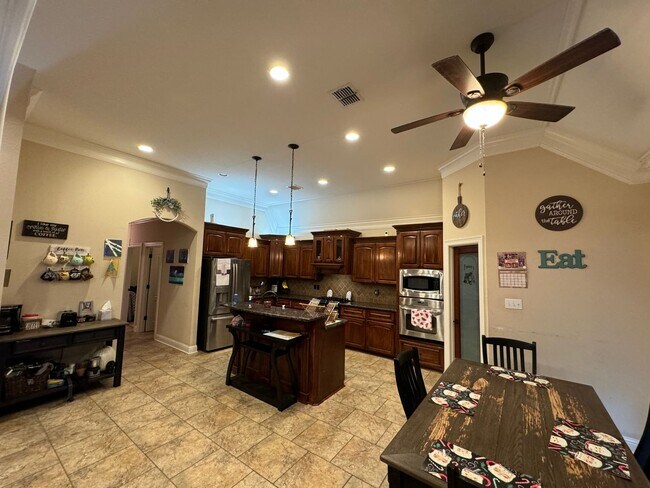 Foto del edificio - You will love the Floor Plan... Close to B...