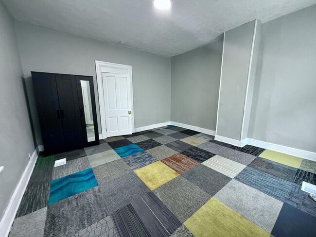 Photo - 7 W Hollister St House