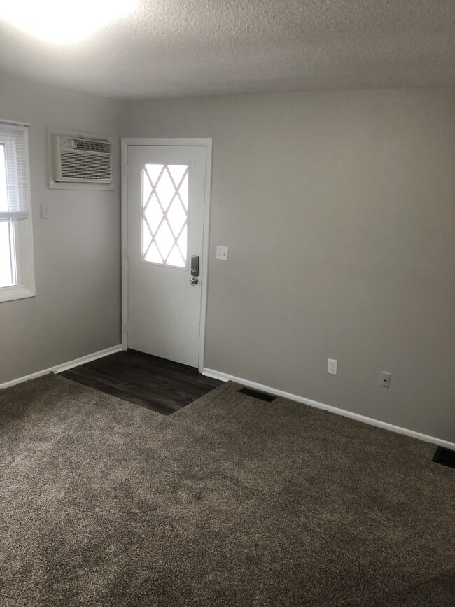 Sala de estar Foto 1 - 580 Maple St