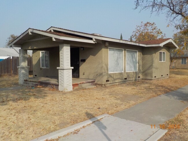 Building Photo - Charming Downtown House