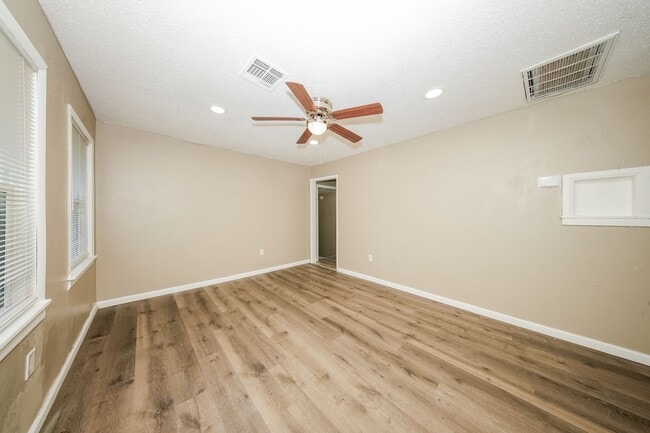 Building Photo - 2329 SW Tulane Ave