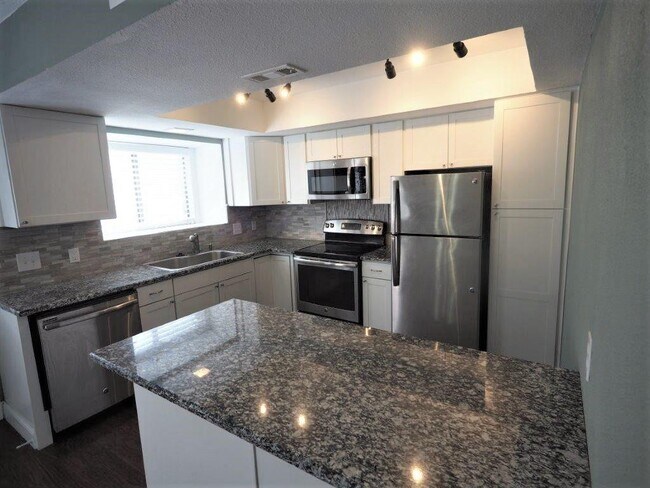 Building Photo - 8938 N Plaza Ct