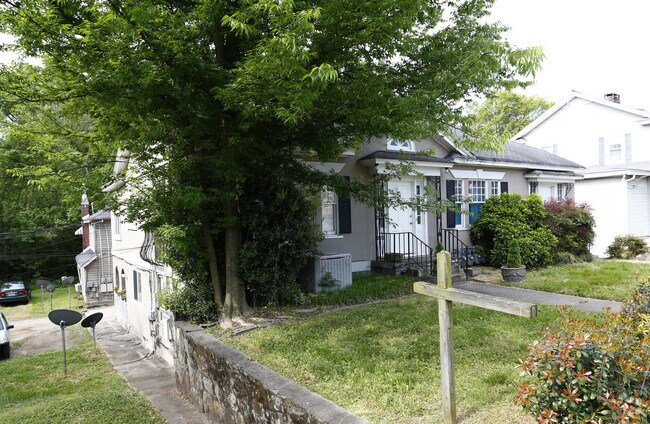 Building Photo - 208 E Stone Ave