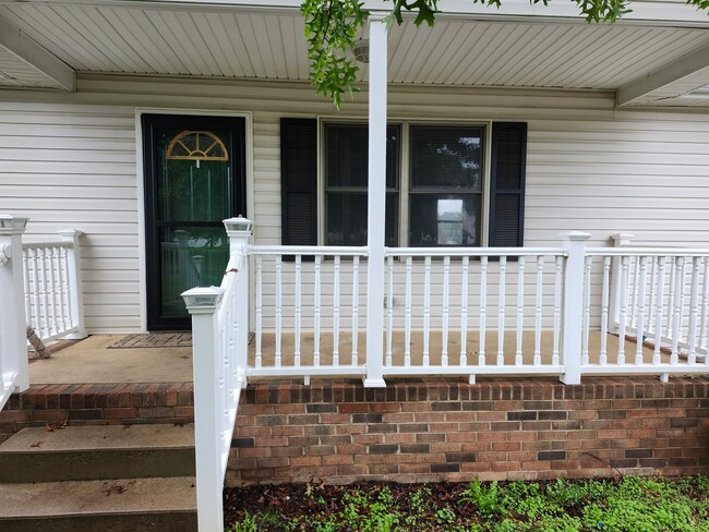 Building Photo - Single Family 3 BR, 2 Bath Rental House in...