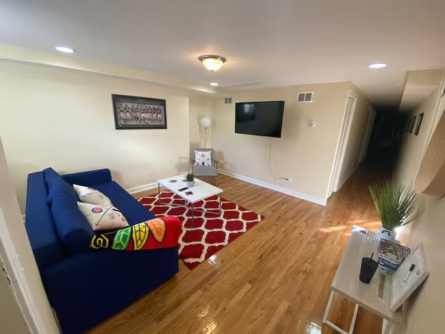 Building Photo - 3600 S Giles Ave