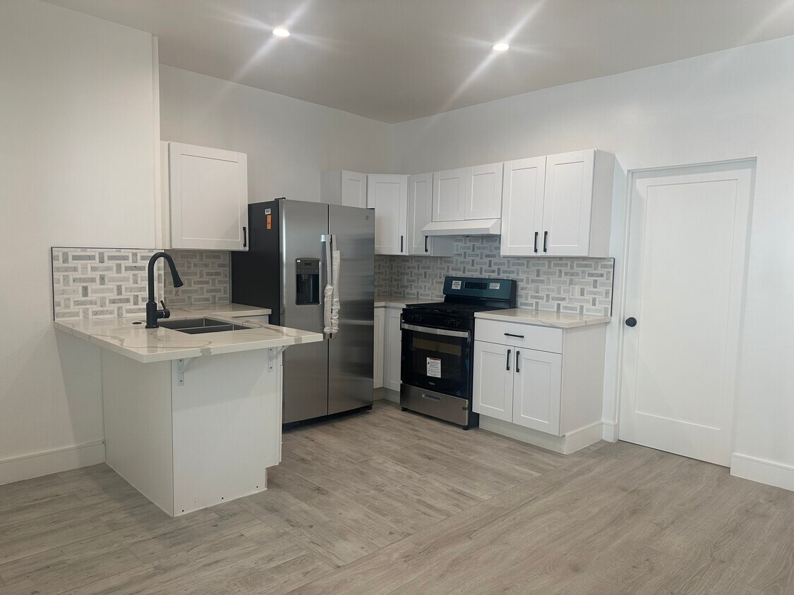 Foto principal - 1222 W 8th St