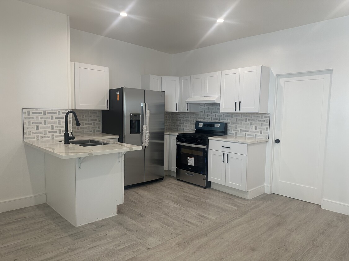 Primary Photo - 1222 W 8th St