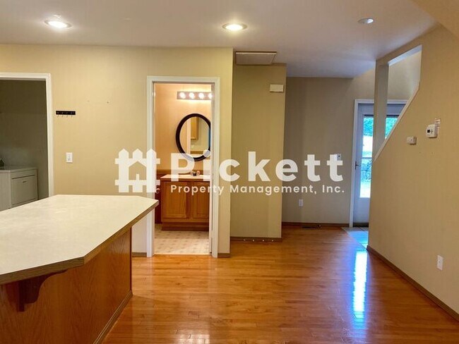 Building Photo - Charming Ridgetop Area 3 Bedroom