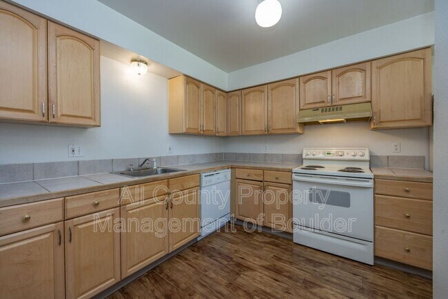 Building Photo - 2330 Wedgewood Ave