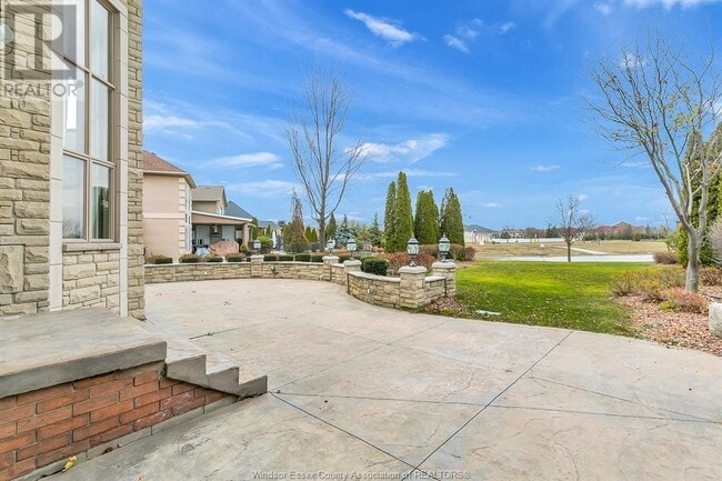 Photo du bâtiment - 1585 Stoneybrook Crescent