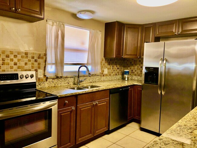 Foto del edificio - 7537 Jasmine Blvd