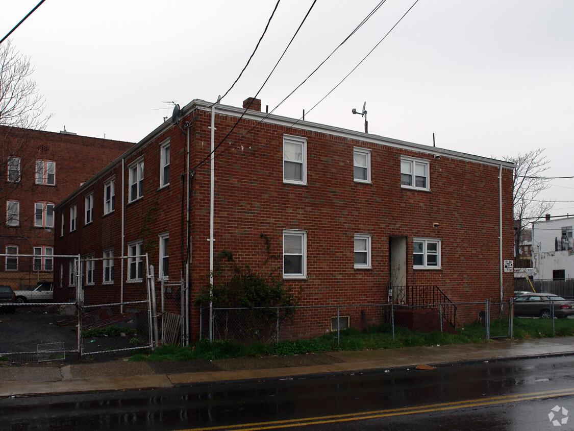 Building Photo - 614 E 18th St