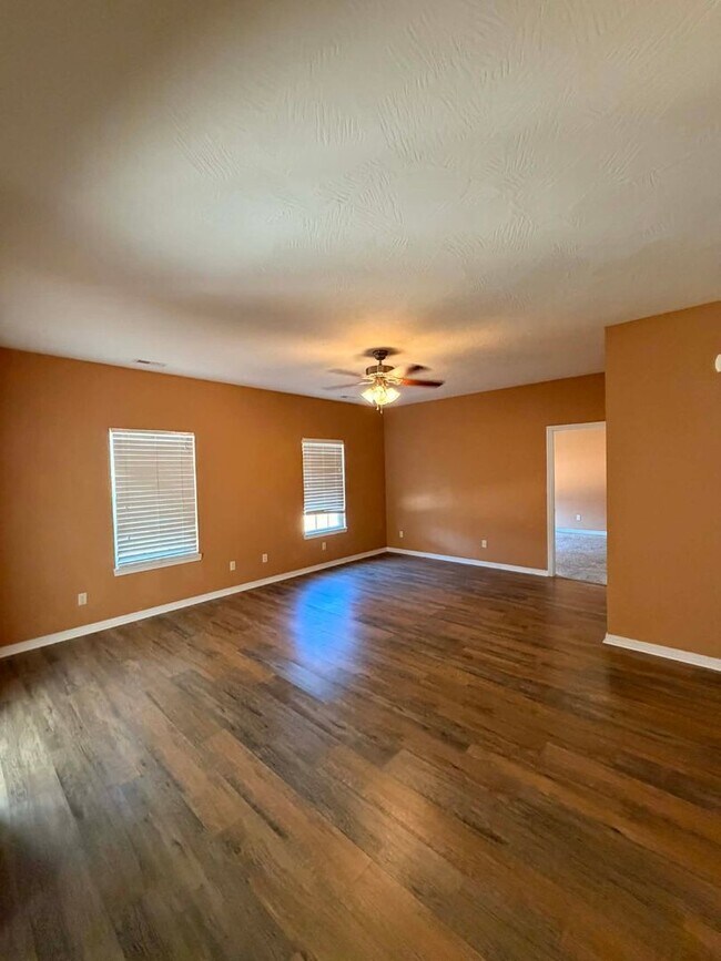 Foto del edificio - COMING SOON: Beautiful 3 bed/2 bath home located in Webb City! Two car attached garage, storm she...