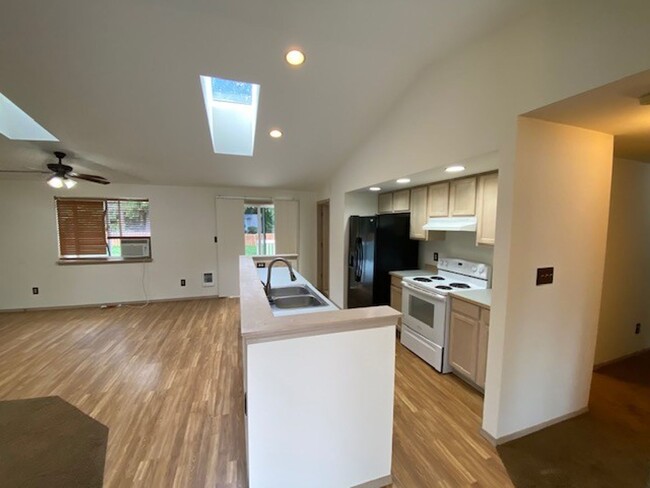 Building Photo - 3 Bedroom , 2 Bath Rambler with 2 Car Gara...