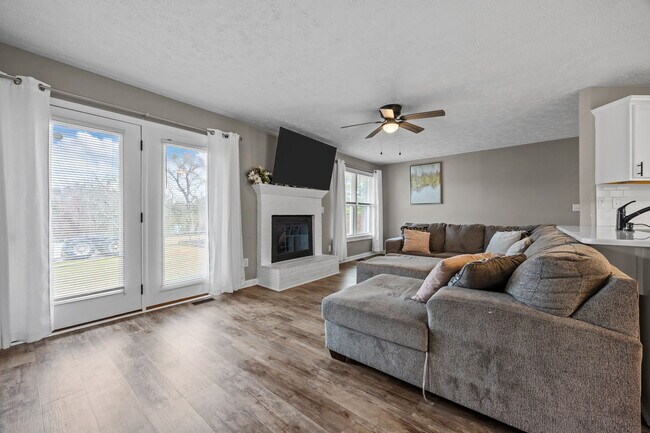 Building Photo - 38 Hallmark Dr