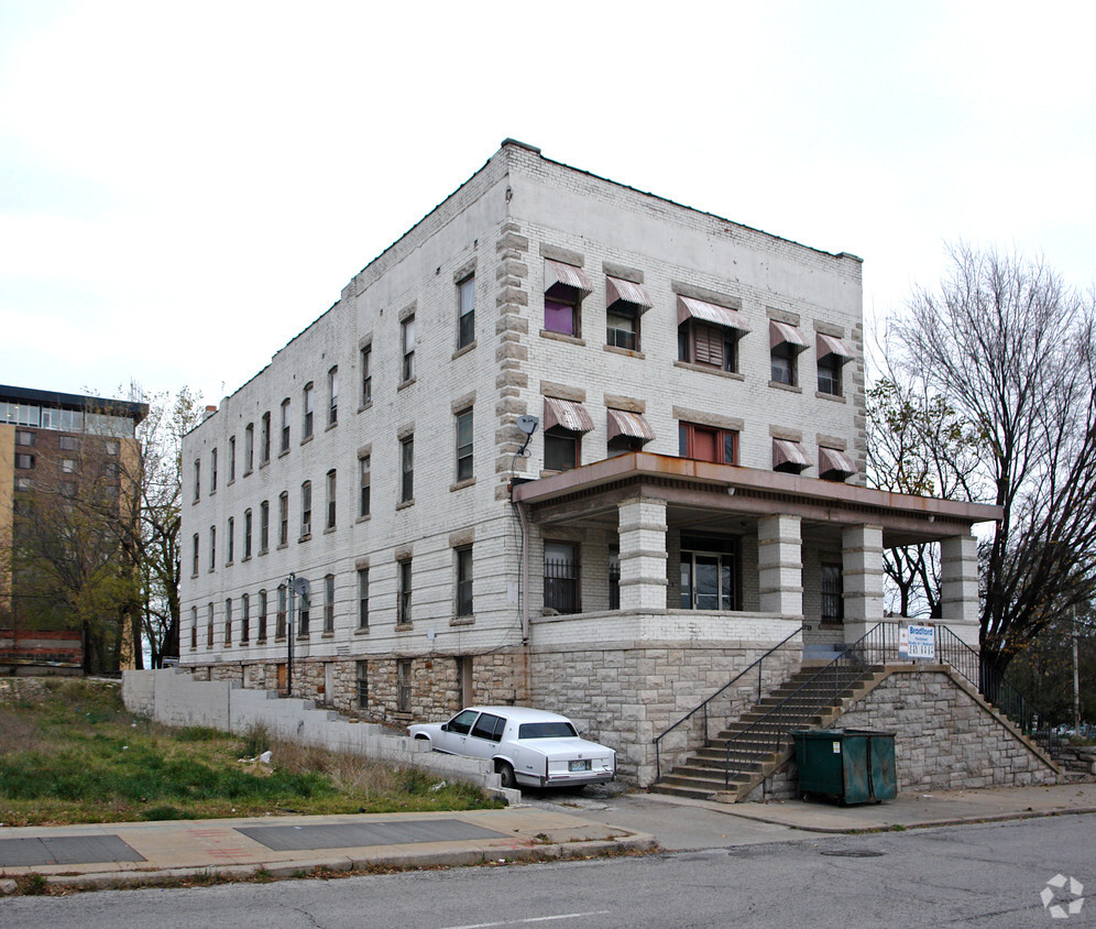 Primary Photo - Bradford Apartments